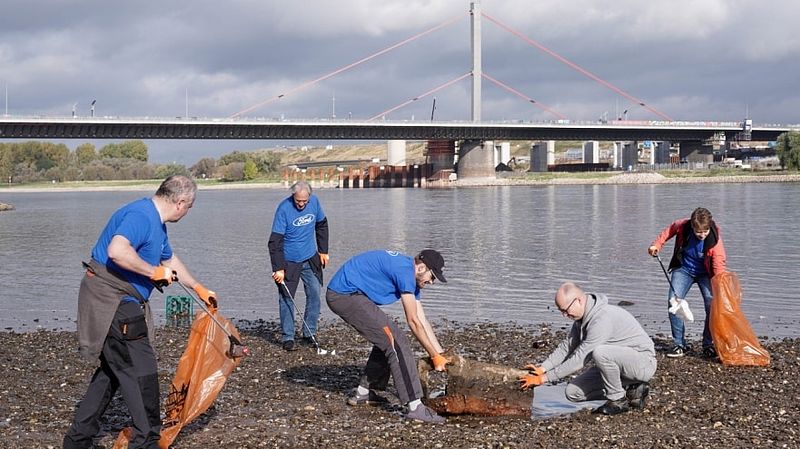 Ford-Freiwillige sorgen für sauberes Rheinufer