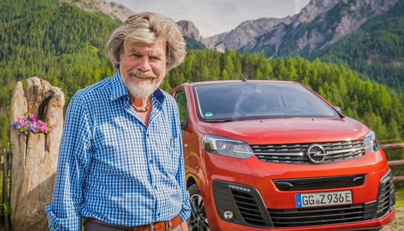 Gipfeltreffen in Südtirol: Reinhold Messner und die Elektro-Vans von Opel