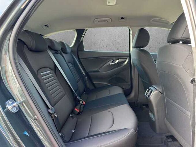 Hyundai i30 Kombi Family 1.5 T-GDI 5.J Garantie/ Navi/ SHZ