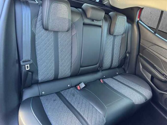 Peugeot 408 1.2 PureTech 130 Allure //Kamera/Winterpaket 