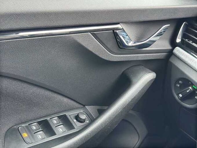 SKODA Kamiq 1.0 TSI Selection //Einparkhilfe/Sitzheizung/ LED