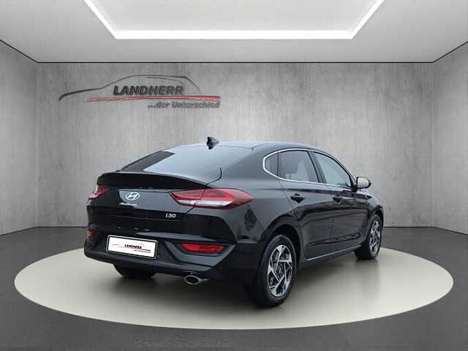 Hyundai i30 Fastback Family 5.J Garantie//Rückfahrkamera/Lenkradheizung