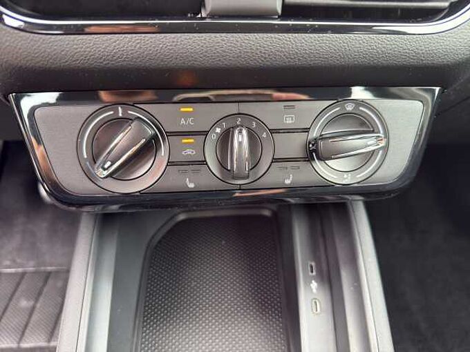 SKODA Kamiq 1.0 TSI Essence //Sitzheizung /LED/Einparkhilfe