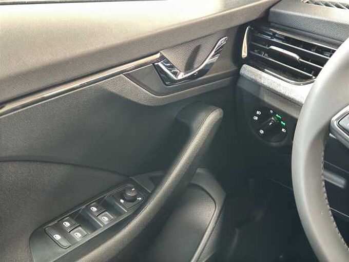 SKODA Kamiq 1.0 TSI Selection //Einparkhilfe/Sitzheizung/ LED