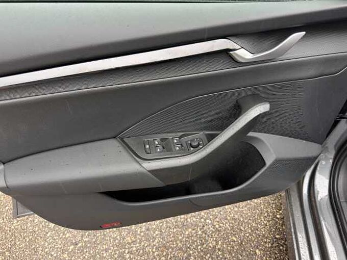 SKODA Octavia 1.5 TSI Essence //LED/Einparkhilfe/Sitzheizung
