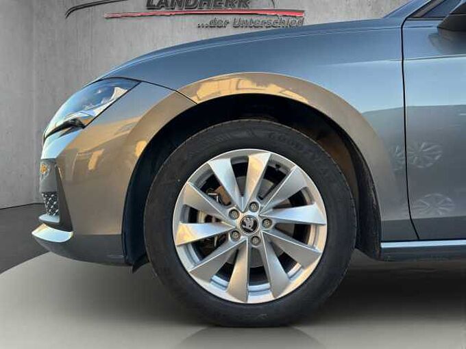 SKODA Superb Essence Rückfahrkamera/Navigationssystem