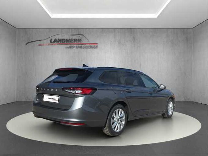 SKODA Superb Combi Essence Kamera / Navi