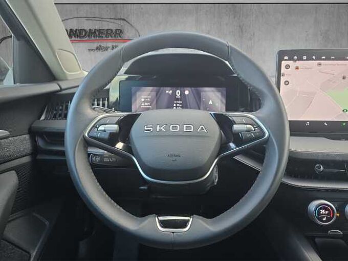 SKODA Superb Combi Essence Kamera / Navi