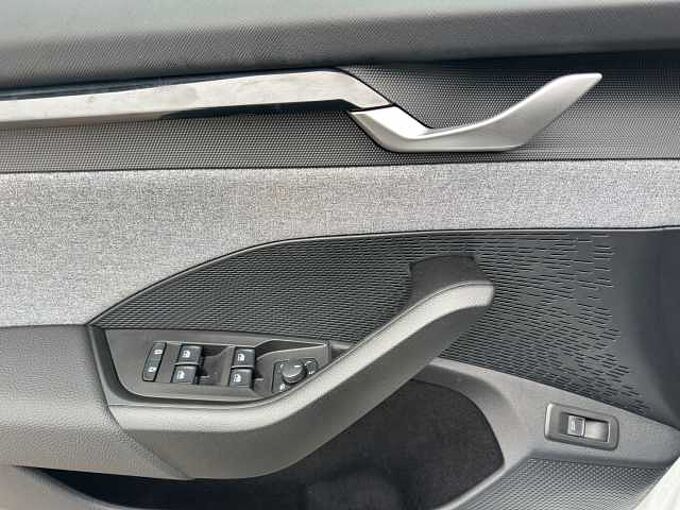 SKODA Octavia Combi  Selection 5.J Garantie/ el. Heckklappe /Teilleder/Kamera. ...