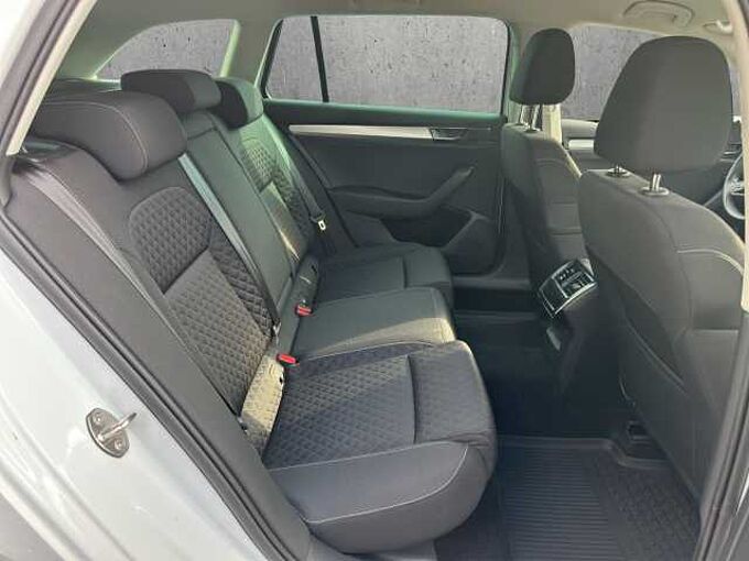 SKODA Superb 1.5 TSI Ambition //Kamera/Navi/Sitzheizung