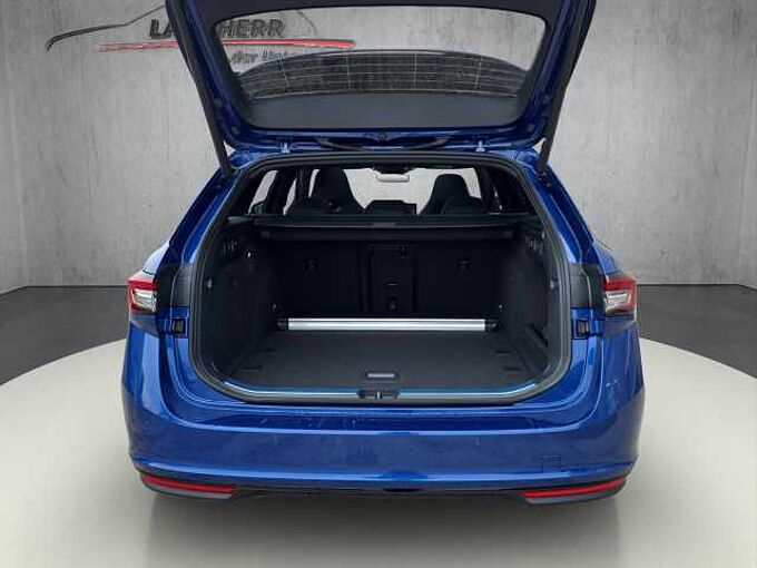 SKODA Superb 2.0 TDI 4x4 Sportline //Head-Up/AHK/ Pano