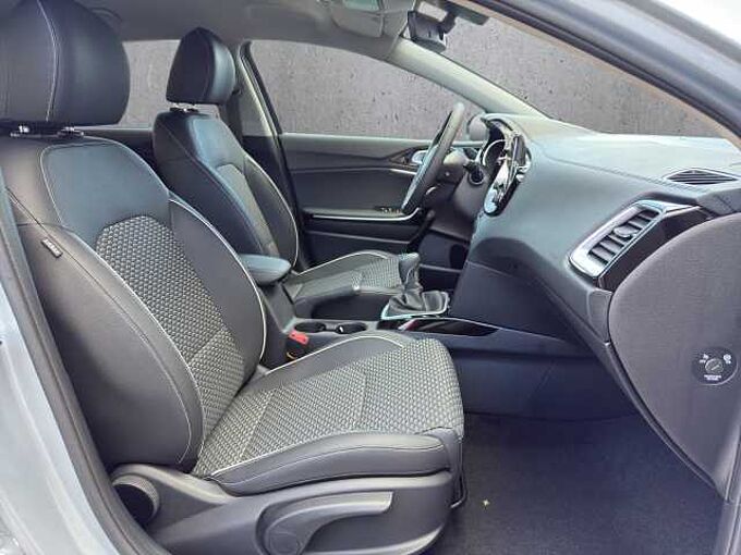 Kia Ceed 1.5 Gold // LED/Keyless/Teilleder