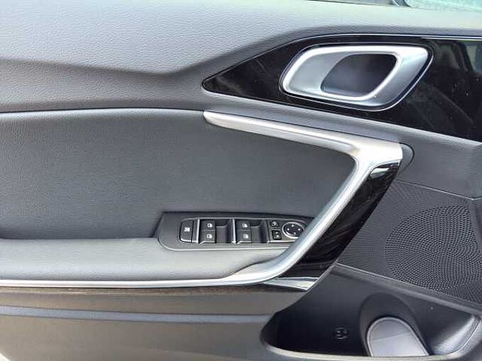 Kia Ceed 1.5 Gold // LED/Keyless/Teilleder