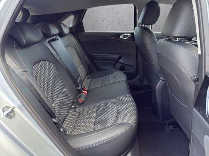 Kia Ceed 1.5 Gold // LED/Keyless/Teilleder