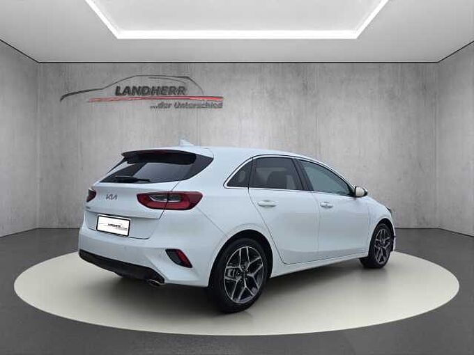 Kia Ceed 1.5 Gold // LED/Keyless/Teilleder