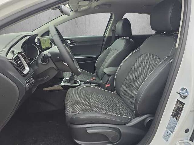 Kia Ceed 1.5 Gold // LED/Keyless/Teilleder