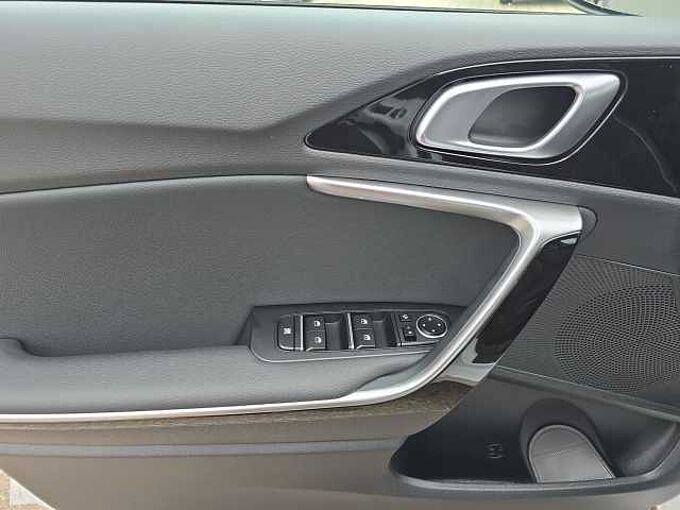 Kia Ceed 1.5 Gold // LED/Keyless/Teilleder
