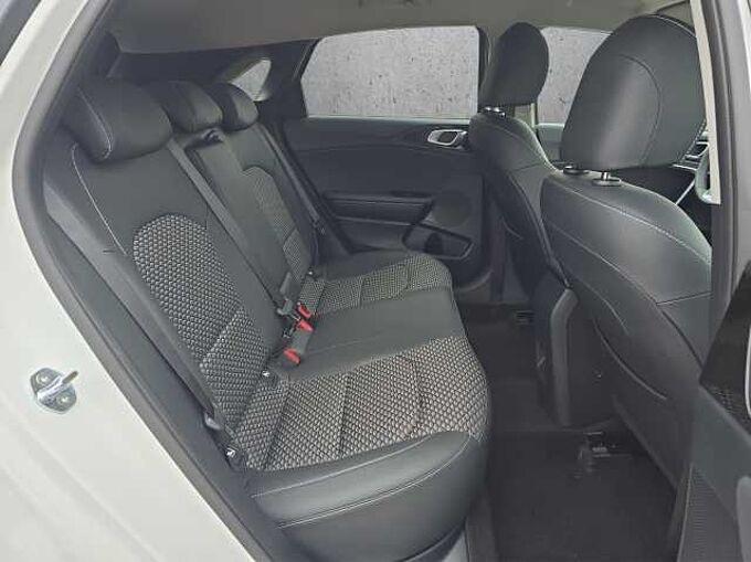 Kia Ceed 1.5 Gold // LED/Keyless/Teilleder