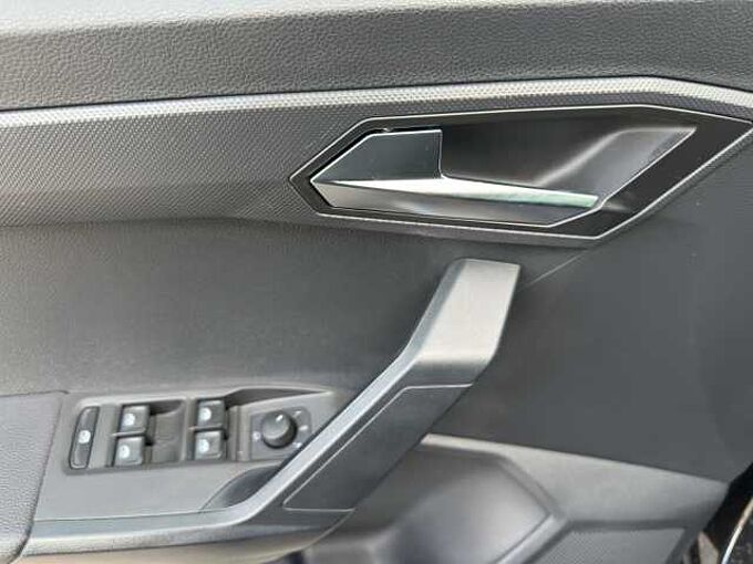 SEAT Arona 1.0 TSI Style // Navi / LED/ Sitzheizung