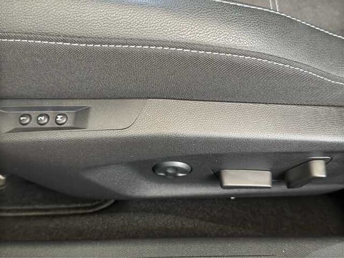 Opel Astra GS / AHK/Schiebedach/Navi /360°