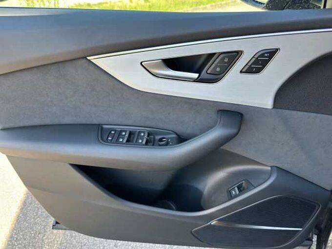 Audi Q8 3.0 TDI Quattro S line //Head-Up/AHK/Pano /Matrix-LED