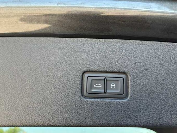 Audi Q8 3.0 TDI Quattro S line //Head-Up/AHK/Pano /Matrix-LED