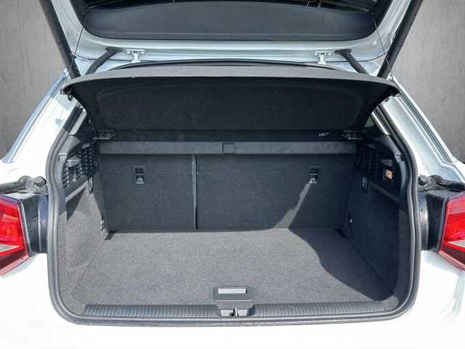 Audi Q2 35 TFSI S-Tronic S-Line //Navigation/Winterpaket 