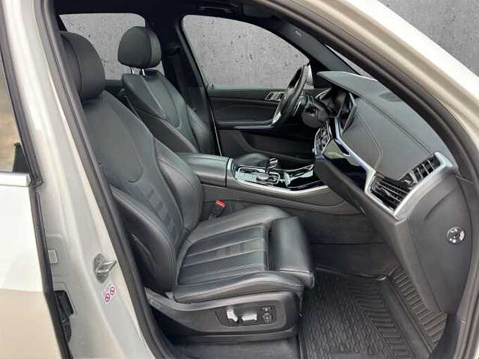 BMW X5 xDrive 30d XLine// Head-Up/Pano/Sitzheizung/Leder