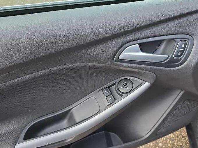 Ford Focus *SHZ*PDC*ALU*