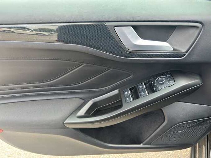 Ford Focus Turnier ST-Line / Navi mit Farbedisplay/Kamera